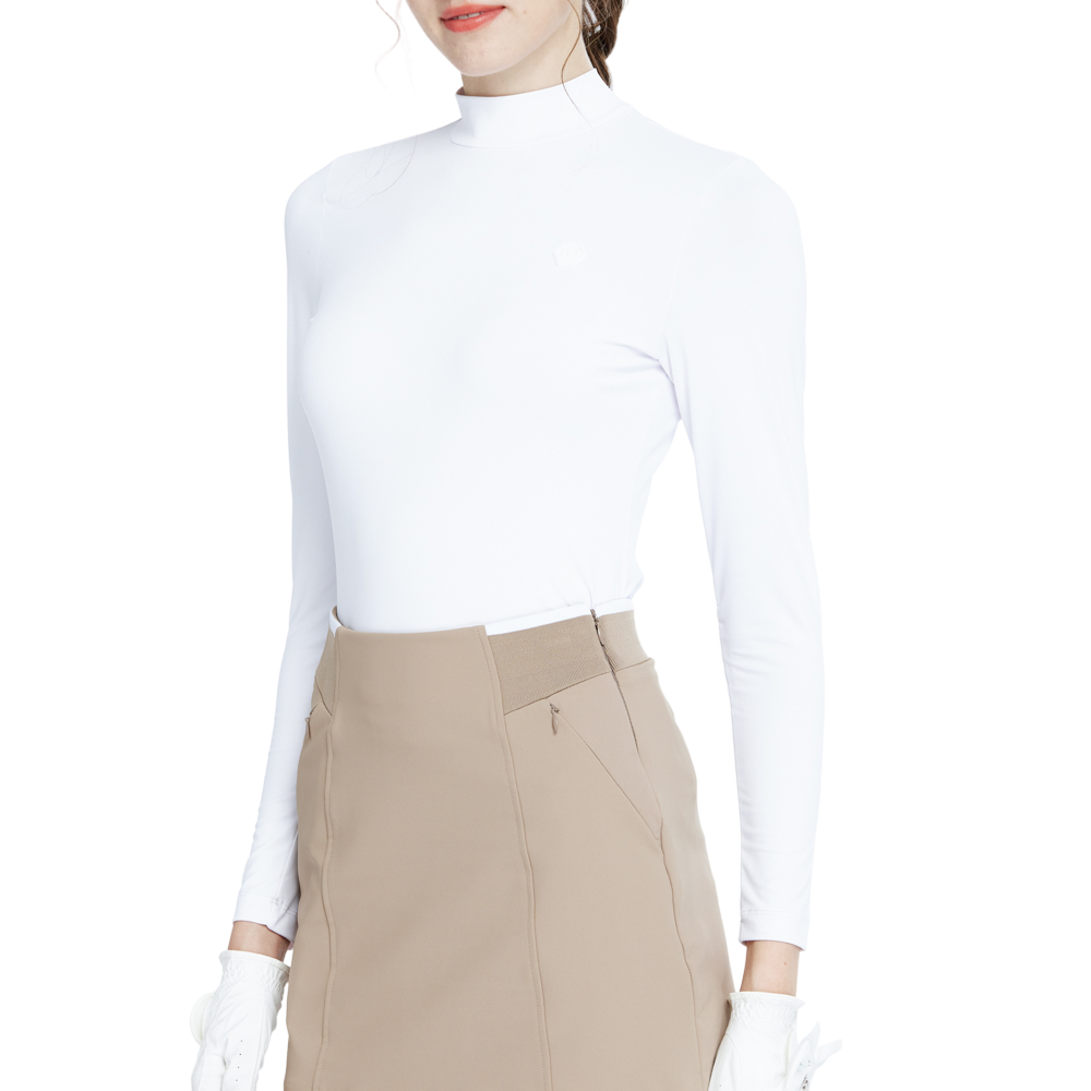 White crew neck long-sleeved undershirt